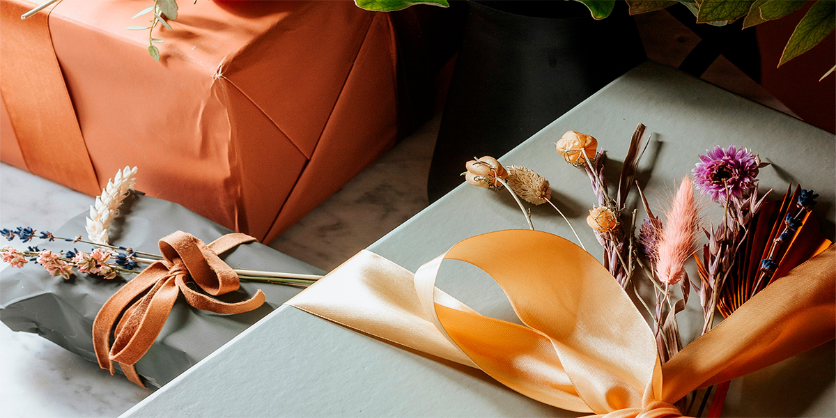 Как упаковать подарок с помощью цветов Как упаковать подарок с помощью цветов