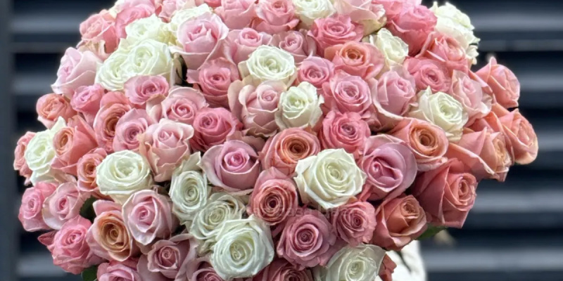 Девушке, маме, бабушке, коллеге: какой букет подарить на 8 Марта?