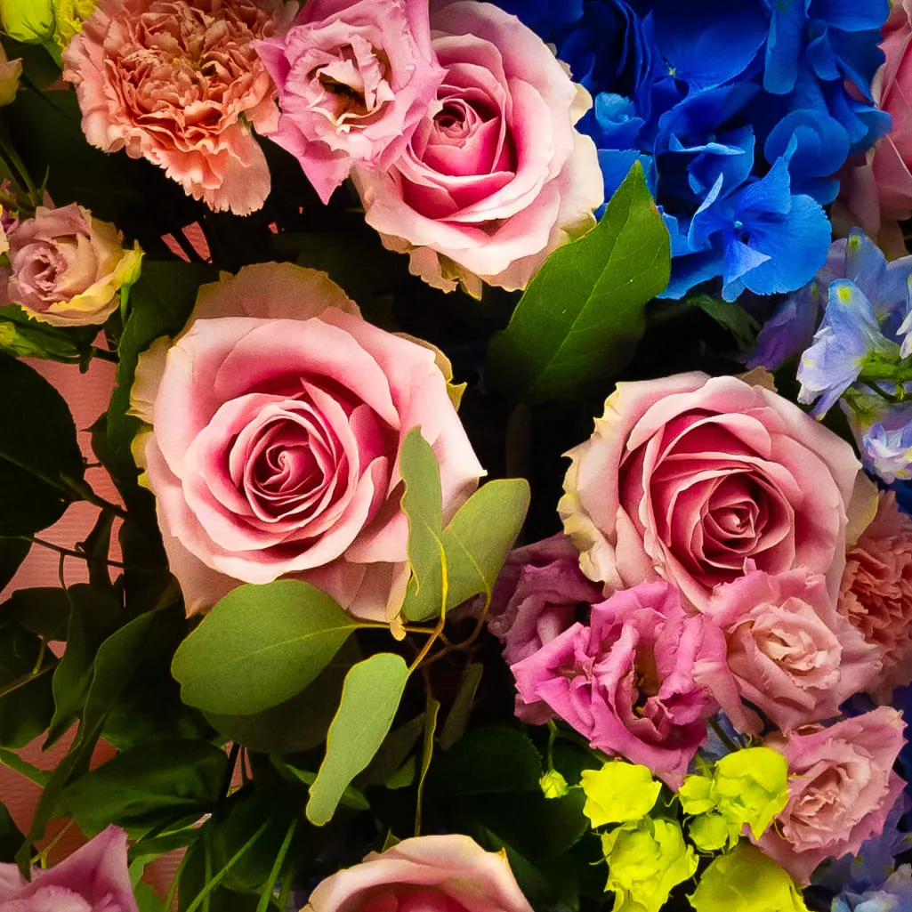 Букет из гортензий, роз и гвоздик