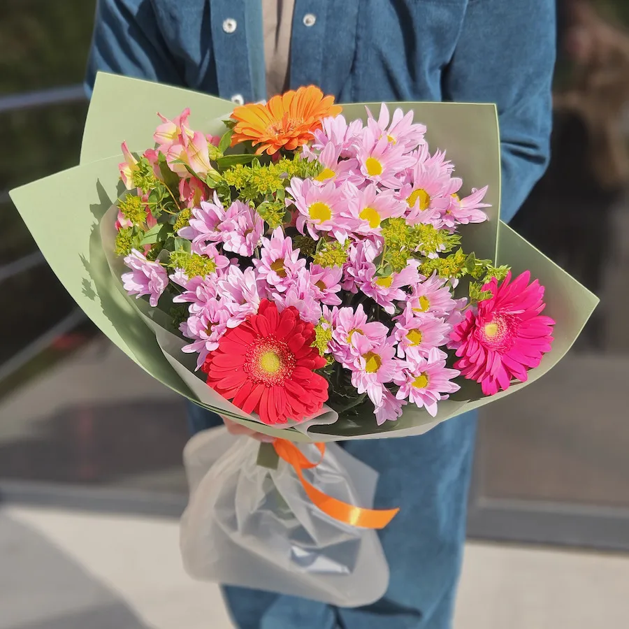 Букет хризантем, гербер и альстромерий