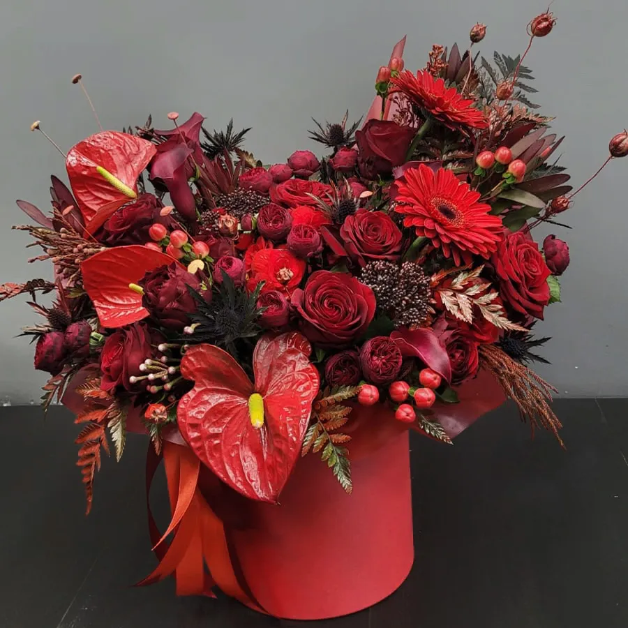 Розы, гербер и гиперикума в коробке