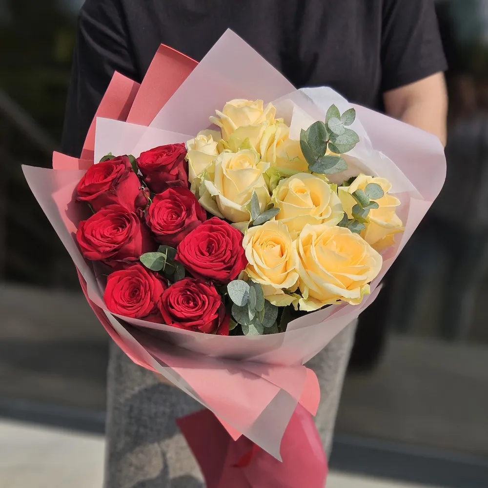 Букет из роз и эвкалипта