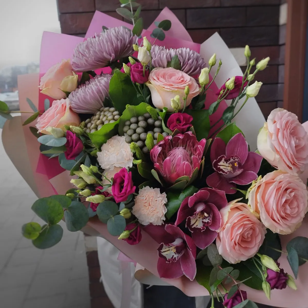 Огромный букет из хризантем, роз и эустомы