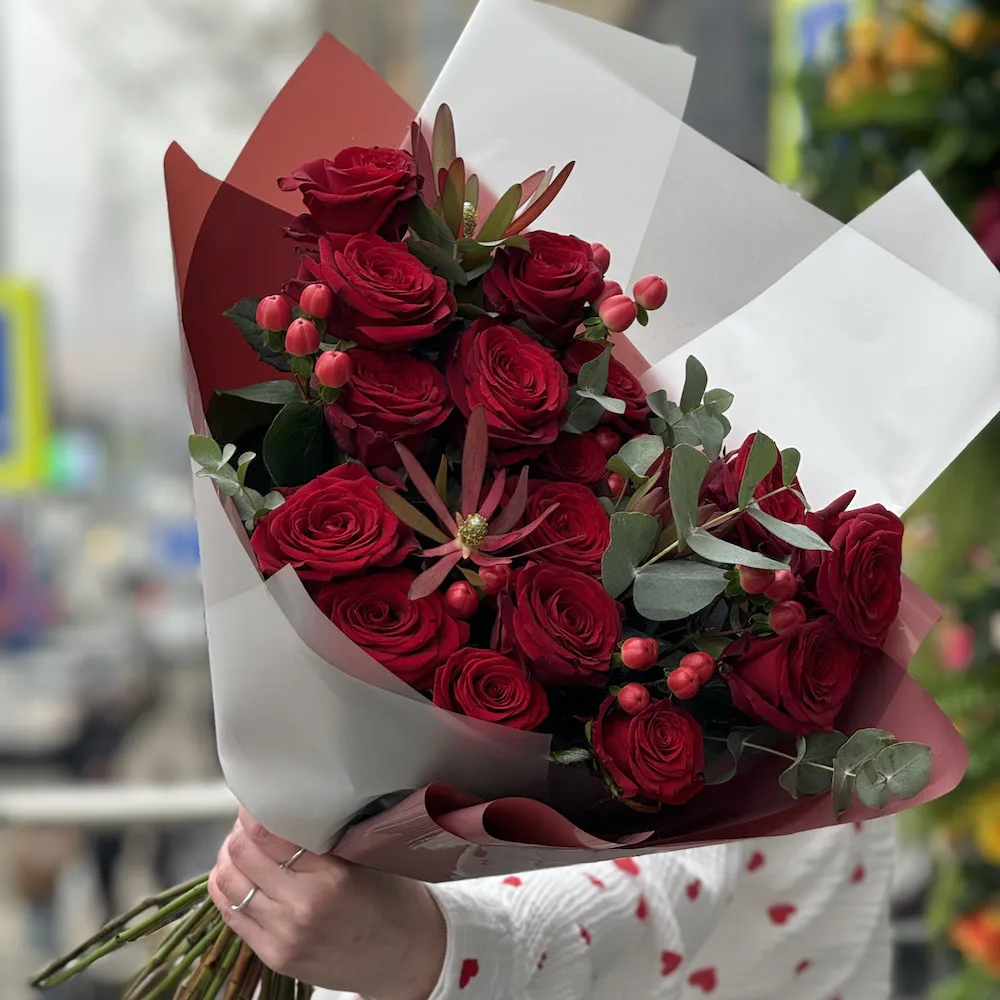 Букет из сафари, роз и гиперикума