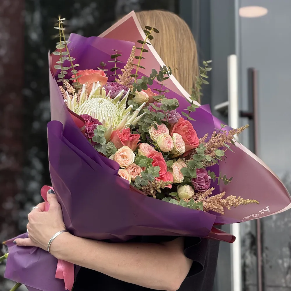 Букет из роз, астильб и гвоздик