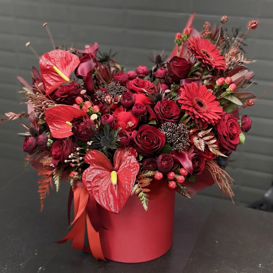 Розы, гербер и гиперикума в коробке