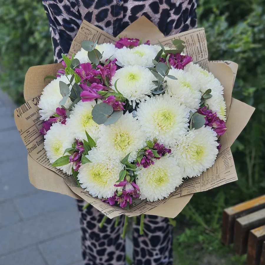 Букет из альстромерий и белых хризантем