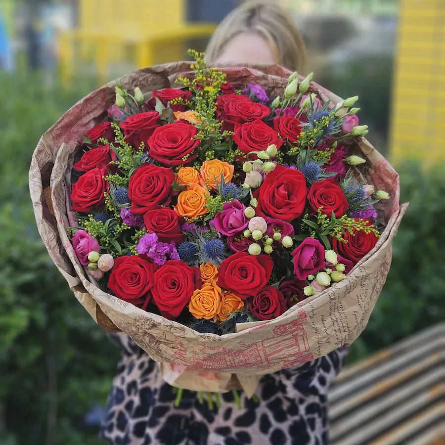 Букет из роз микс, статицы и солидаго