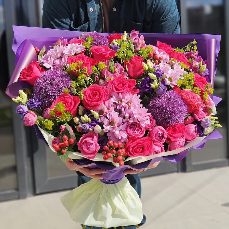 Букет роз, аллиум и гиперикум