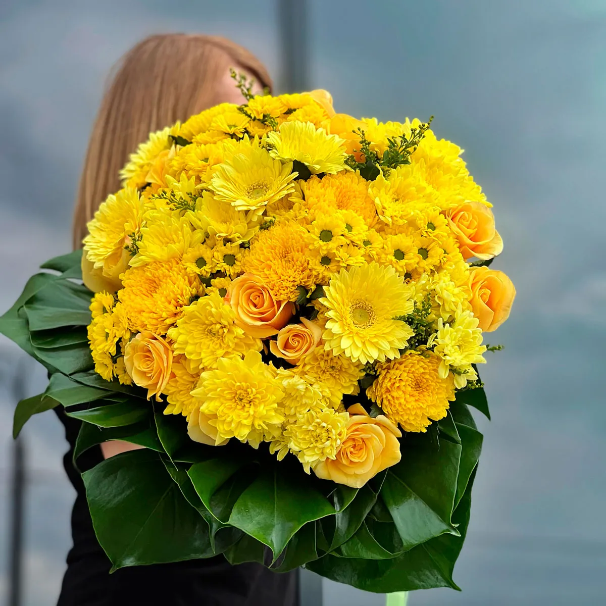 Букет из роз, хризантем