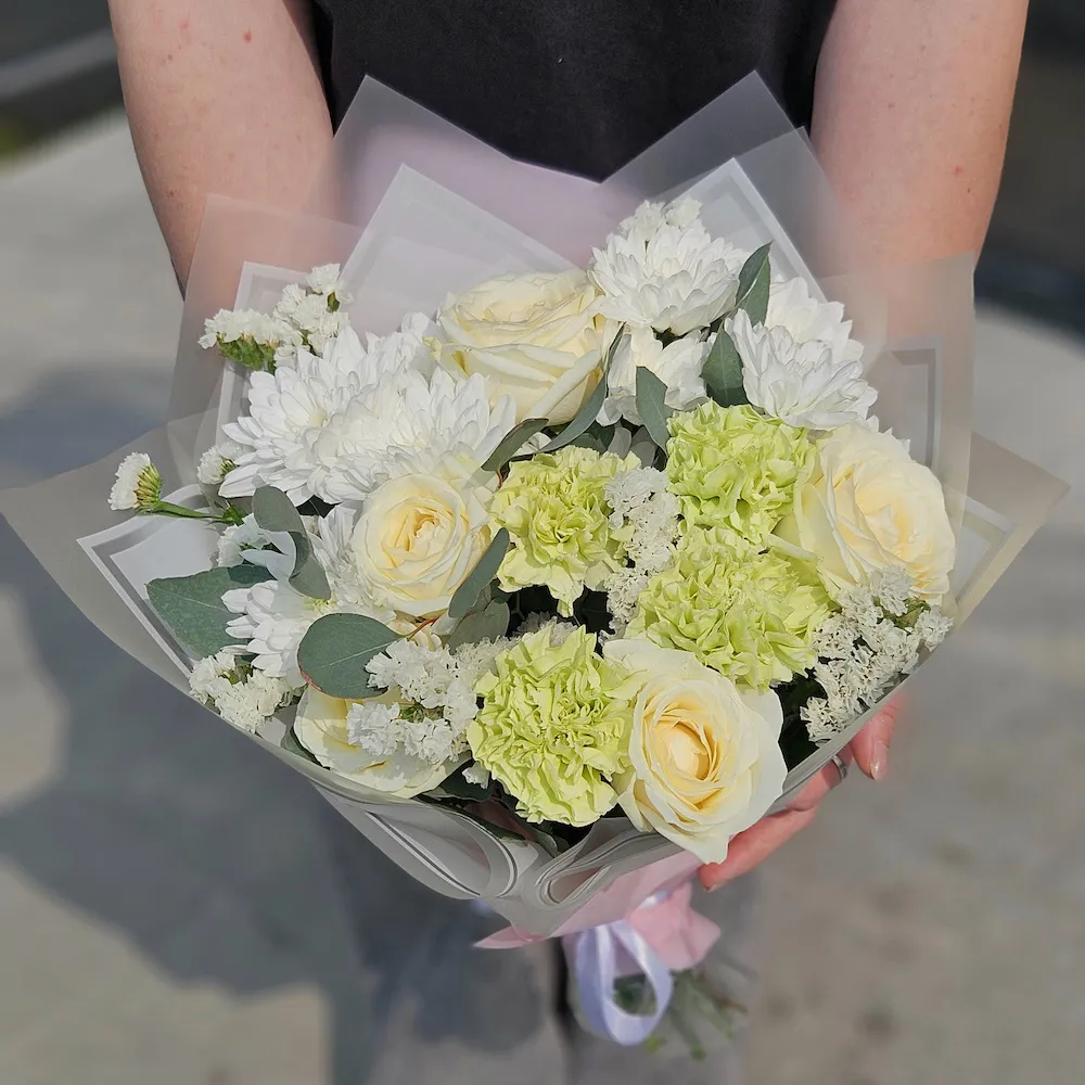 Букет из роз, гвоздик и хризантем