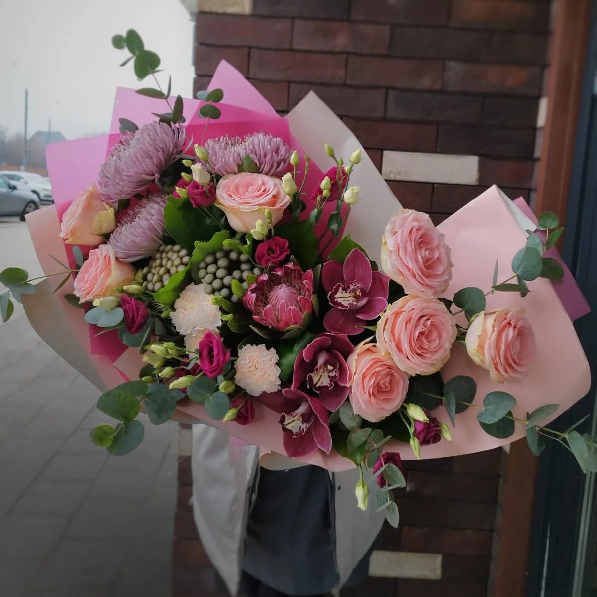 Огромный букет из хризантем, роз и эустомы