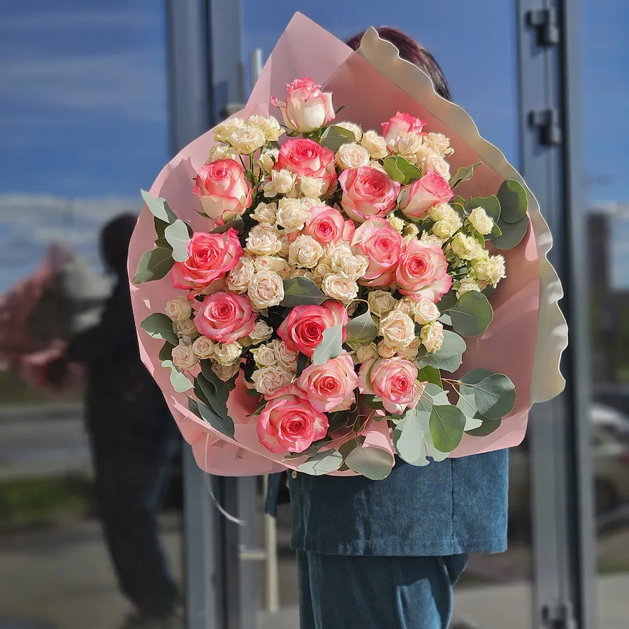 Букет роз и эвкалипта