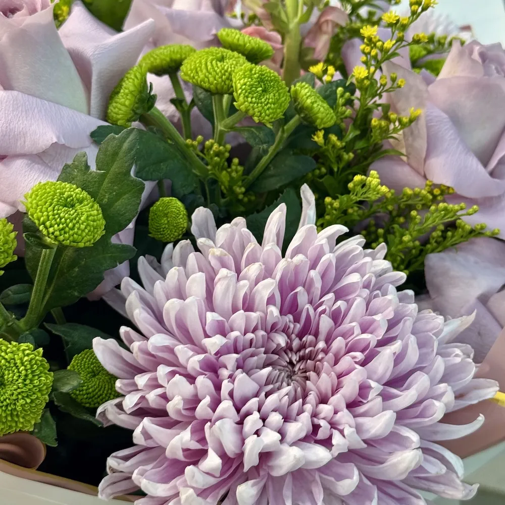 Букет из солидаго, роз и хризантем