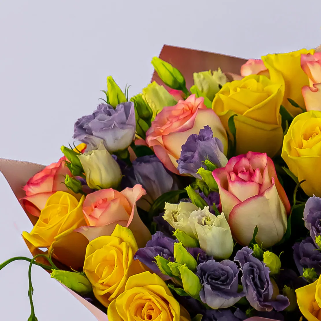 Букет из эустом и роз микс (60 см)