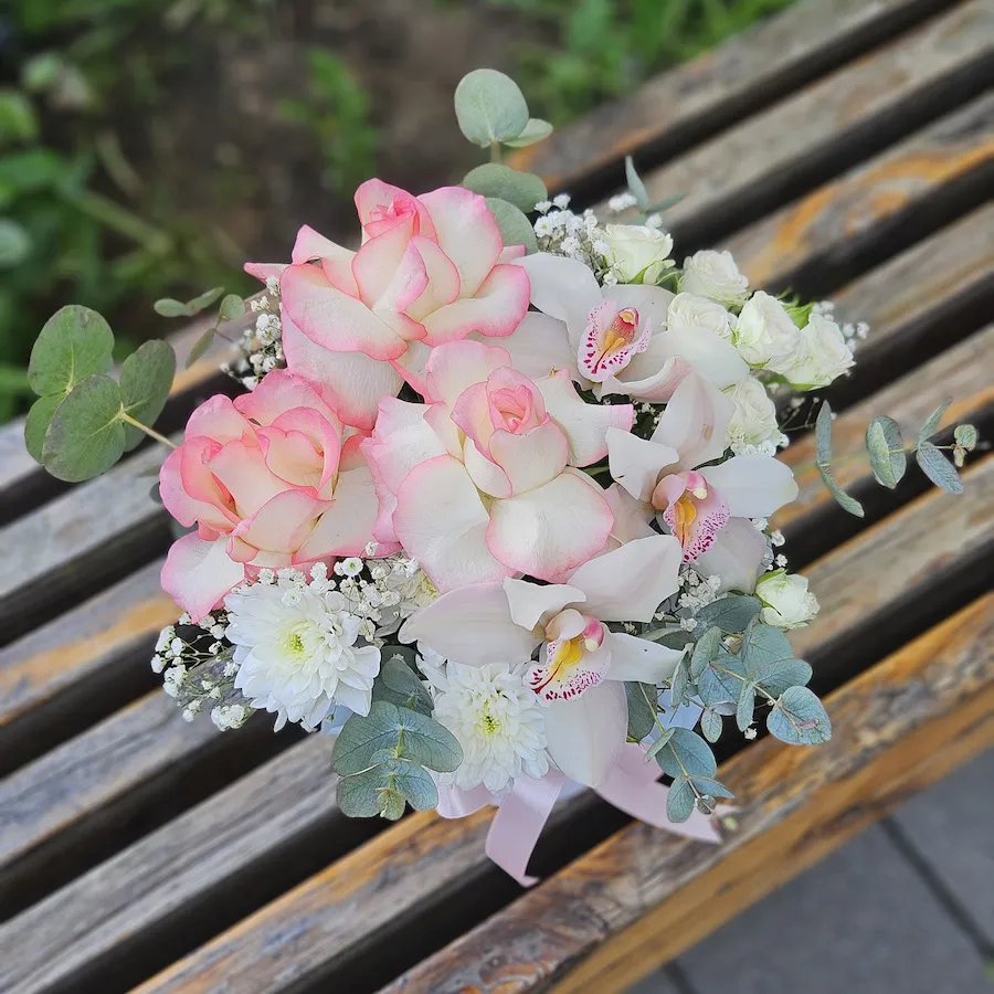 Розы, хризантемы и гипсофилы в коробке