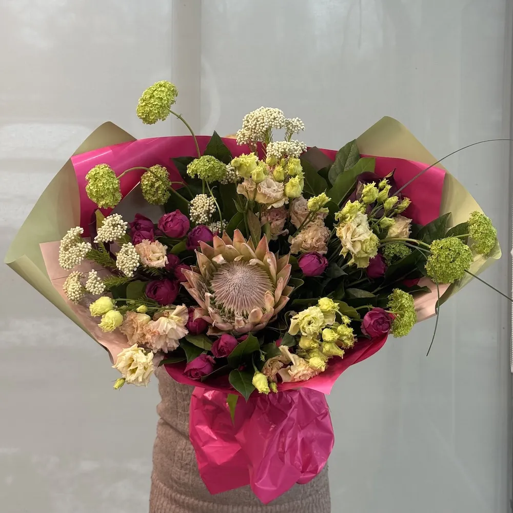 Букет из роз, озотамнус и протей большой