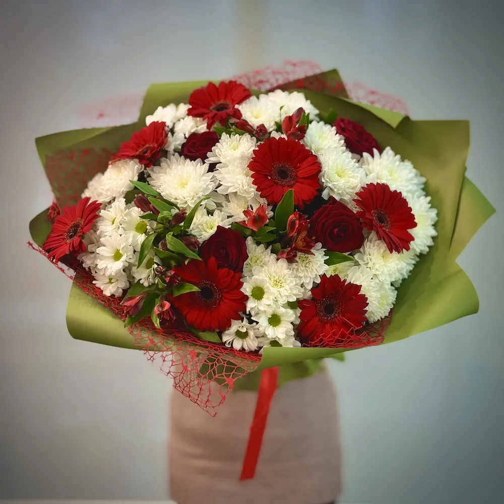 Букет из роз, гербер и хризантем