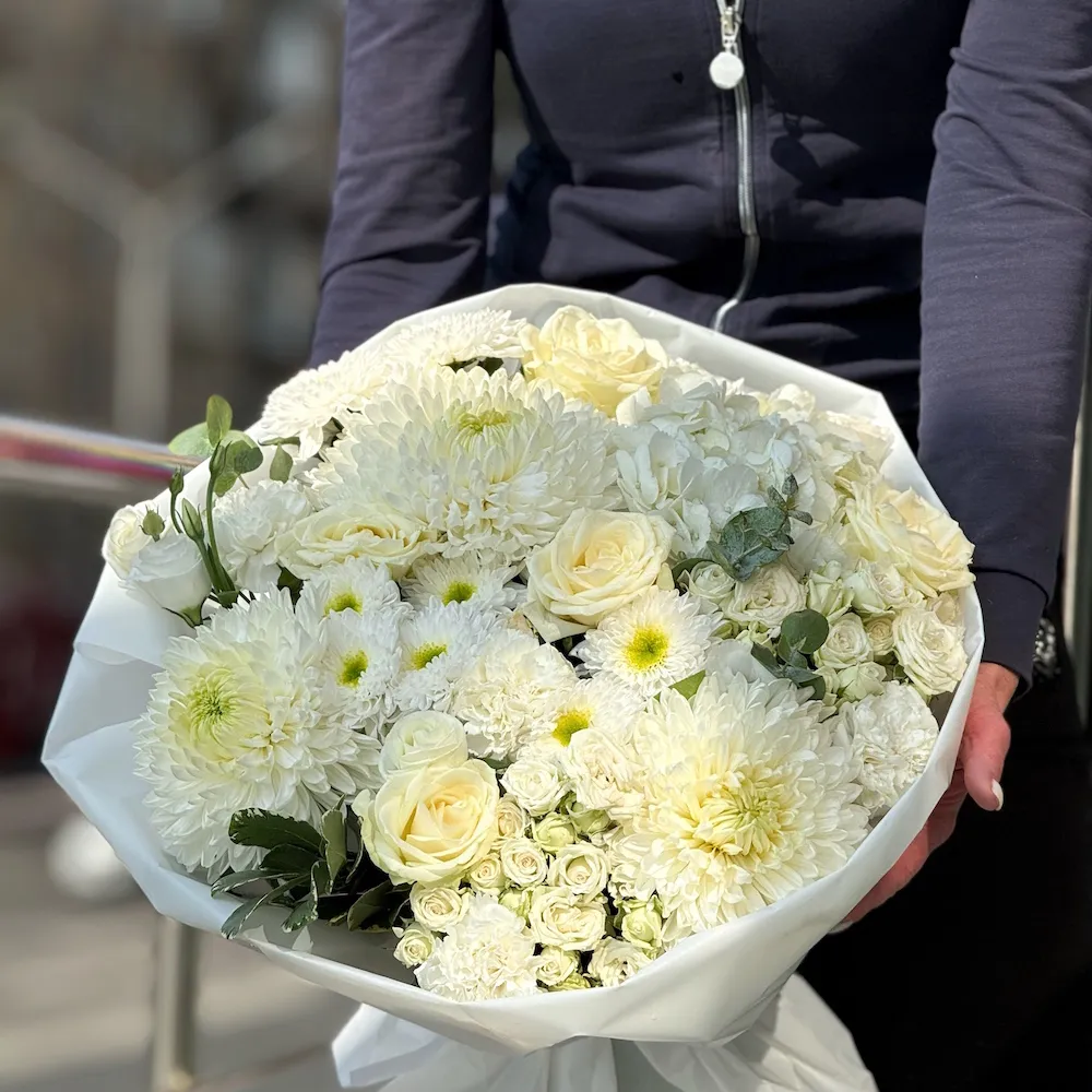 Букет из гвоздик и роз