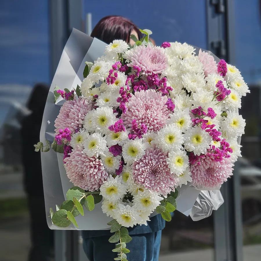 Букет хризантем, эвкалипта и статицы