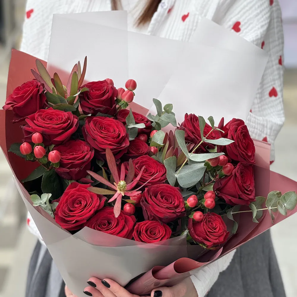 Букет из сафари, роз и гиперикума