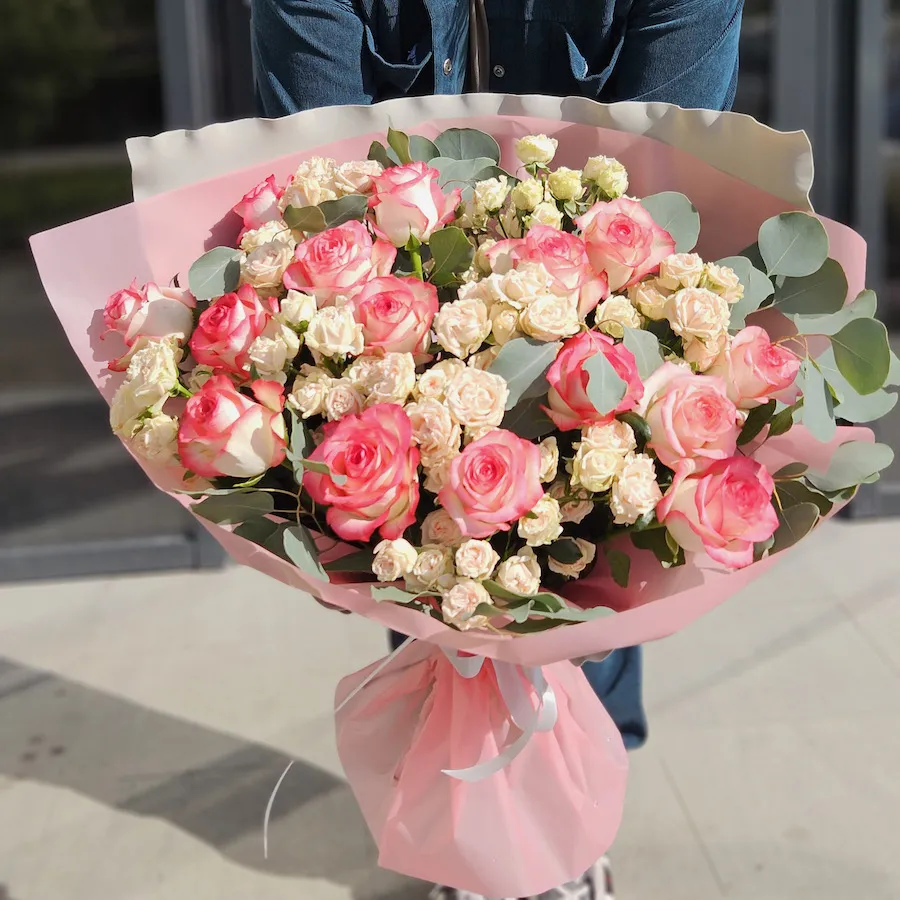 Букет роз и эвкалипта