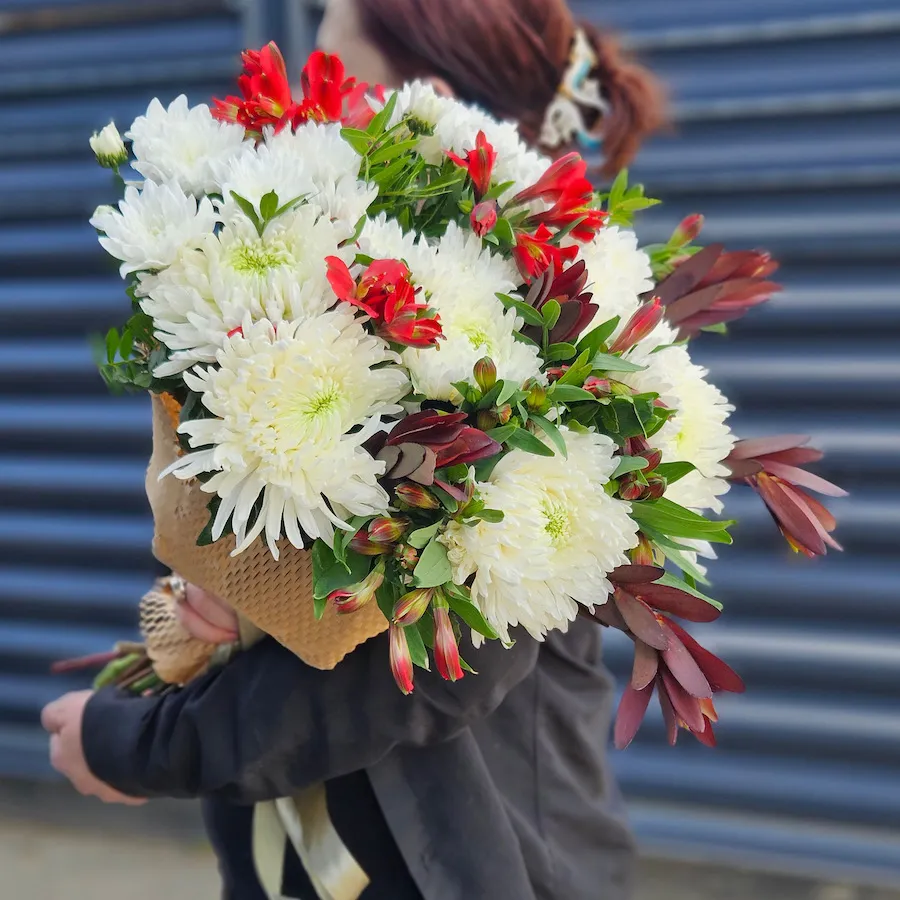 Большой букет хризантем, альстромерий и сафари