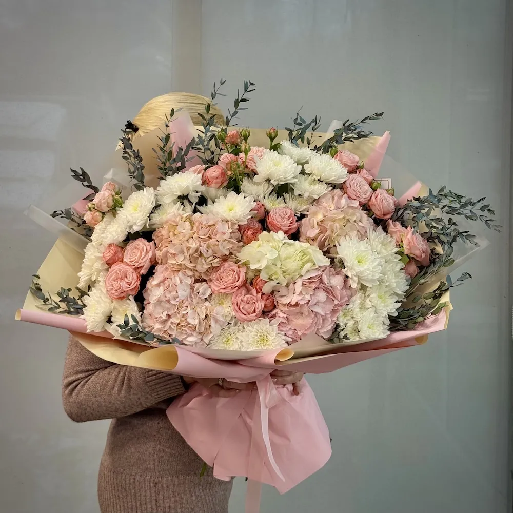 Букет из гортензий, роз и хризантем