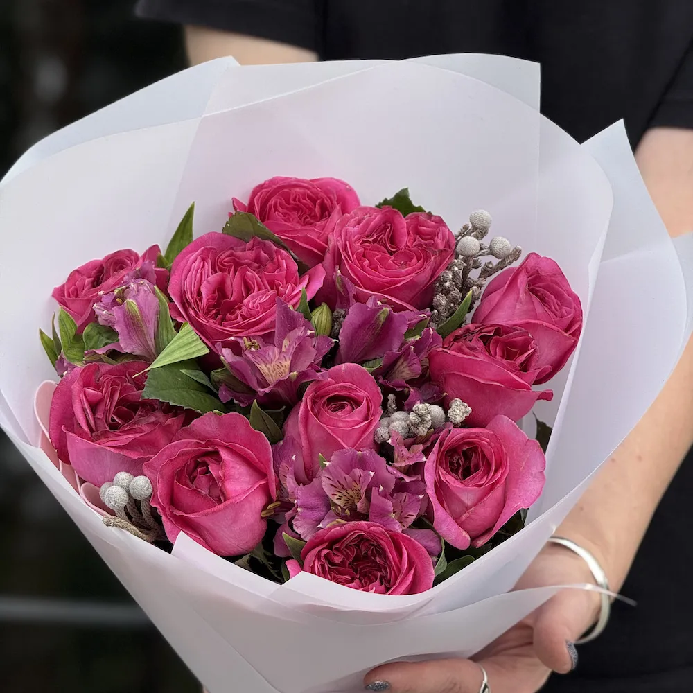 Букет из роз, альстромерий и бруний