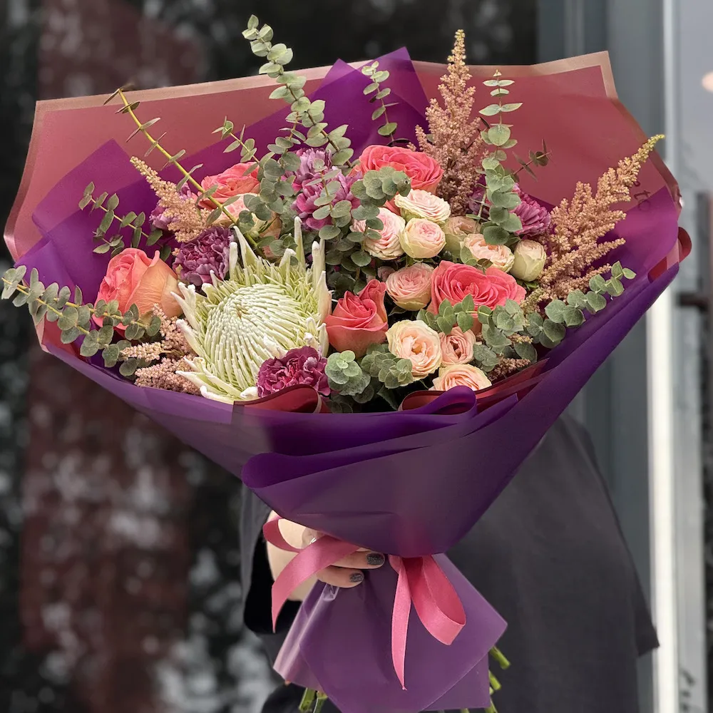 Букет из роз, астильб и гвоздик