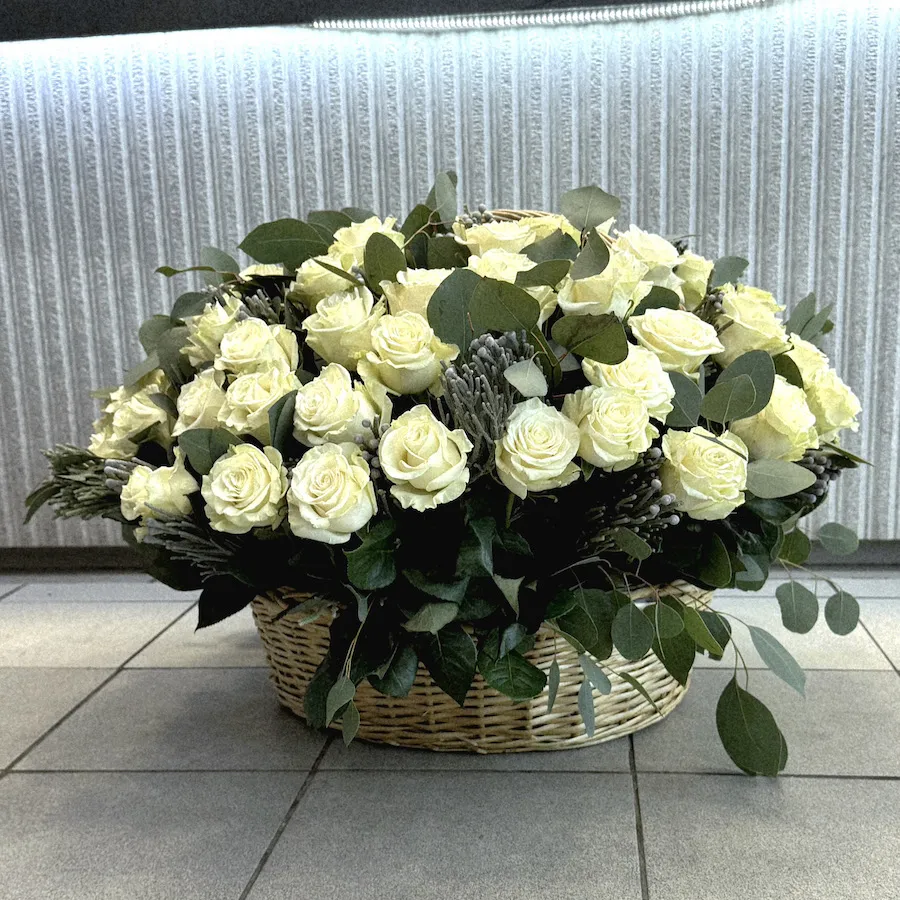 75 роз и брунии в корзине