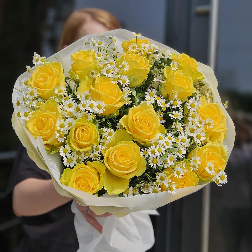 Букет из роз, танацетум и фисташек