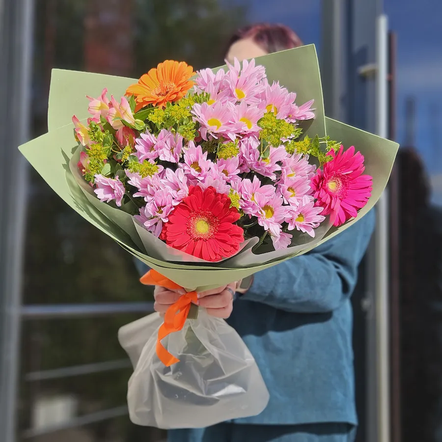 Букет хризантем, гербер и альстромерий