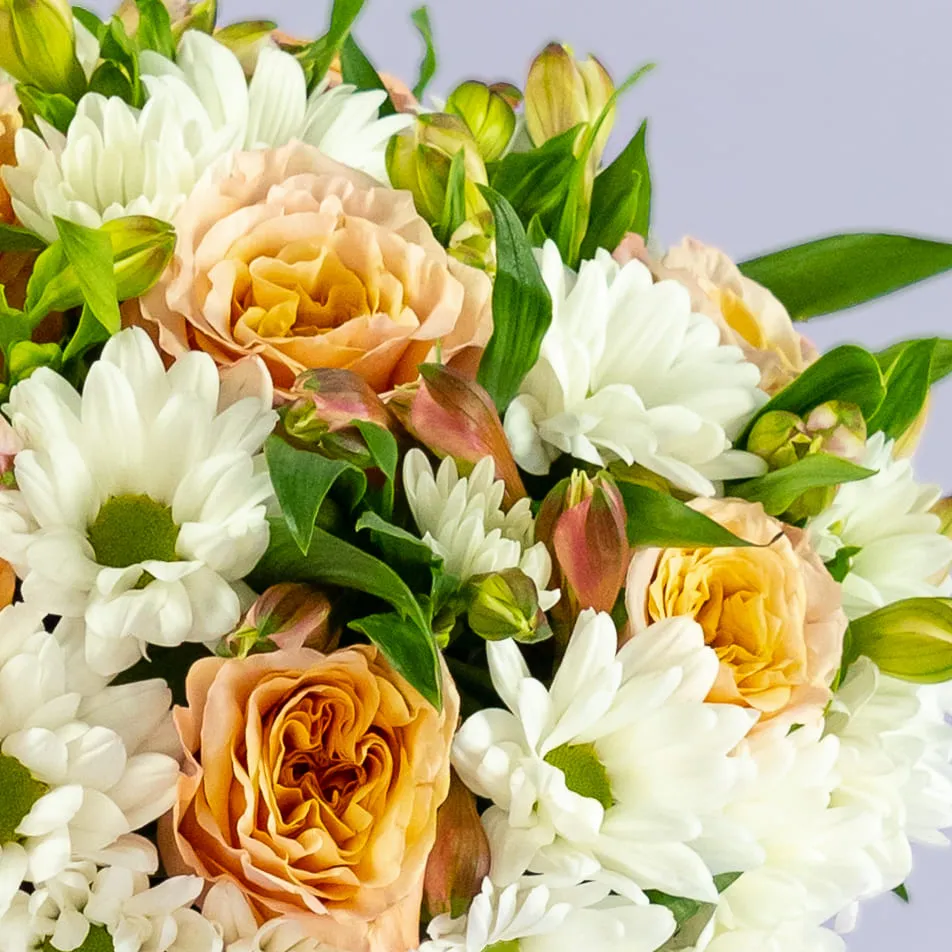 Розы и хризантемы в коробке