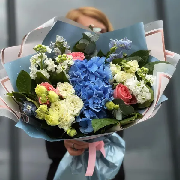 Букет из роз, эустом и гортензии
