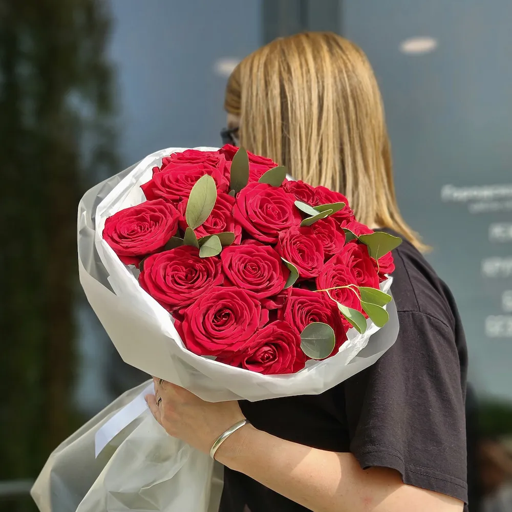 Букет из роз и эвкалипта