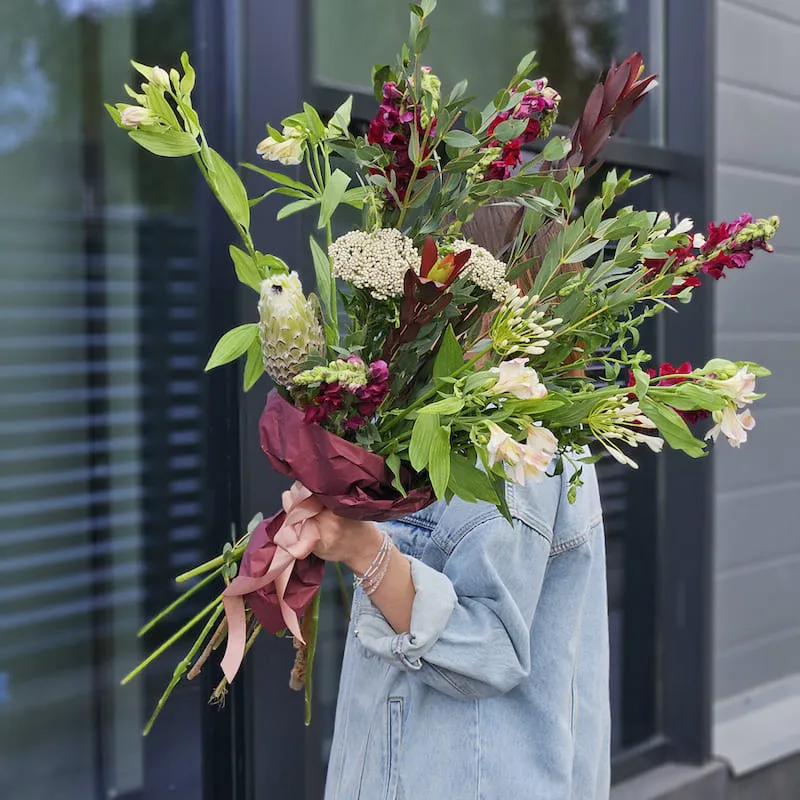 Букет из альстромерий, антиринум и оксипеталум