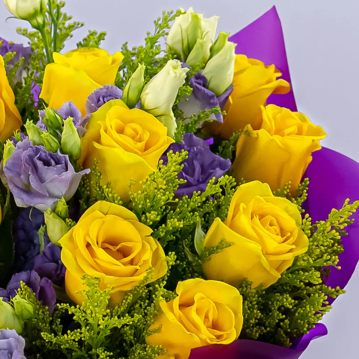 Букет из эустом и жёлтых роз