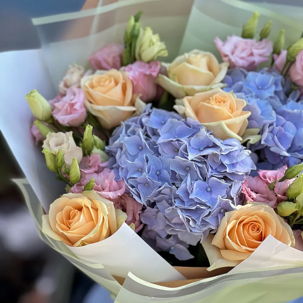 Огромный букет роз, эустом и гортензии (60 см)