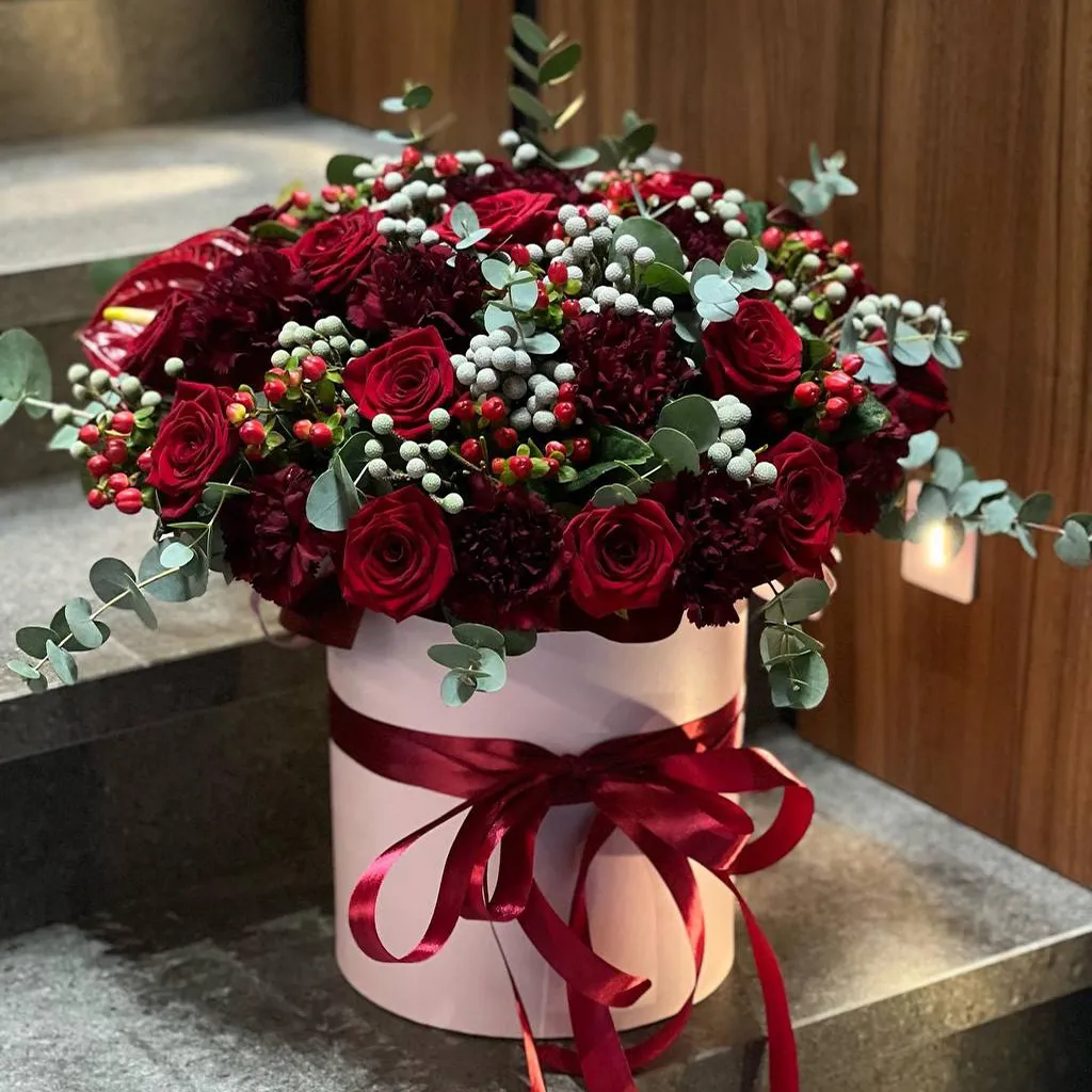 Антуриум, гвоздики и розы в коробке