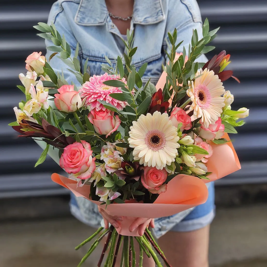 Огромный букет из альстромерий, сафари и роз