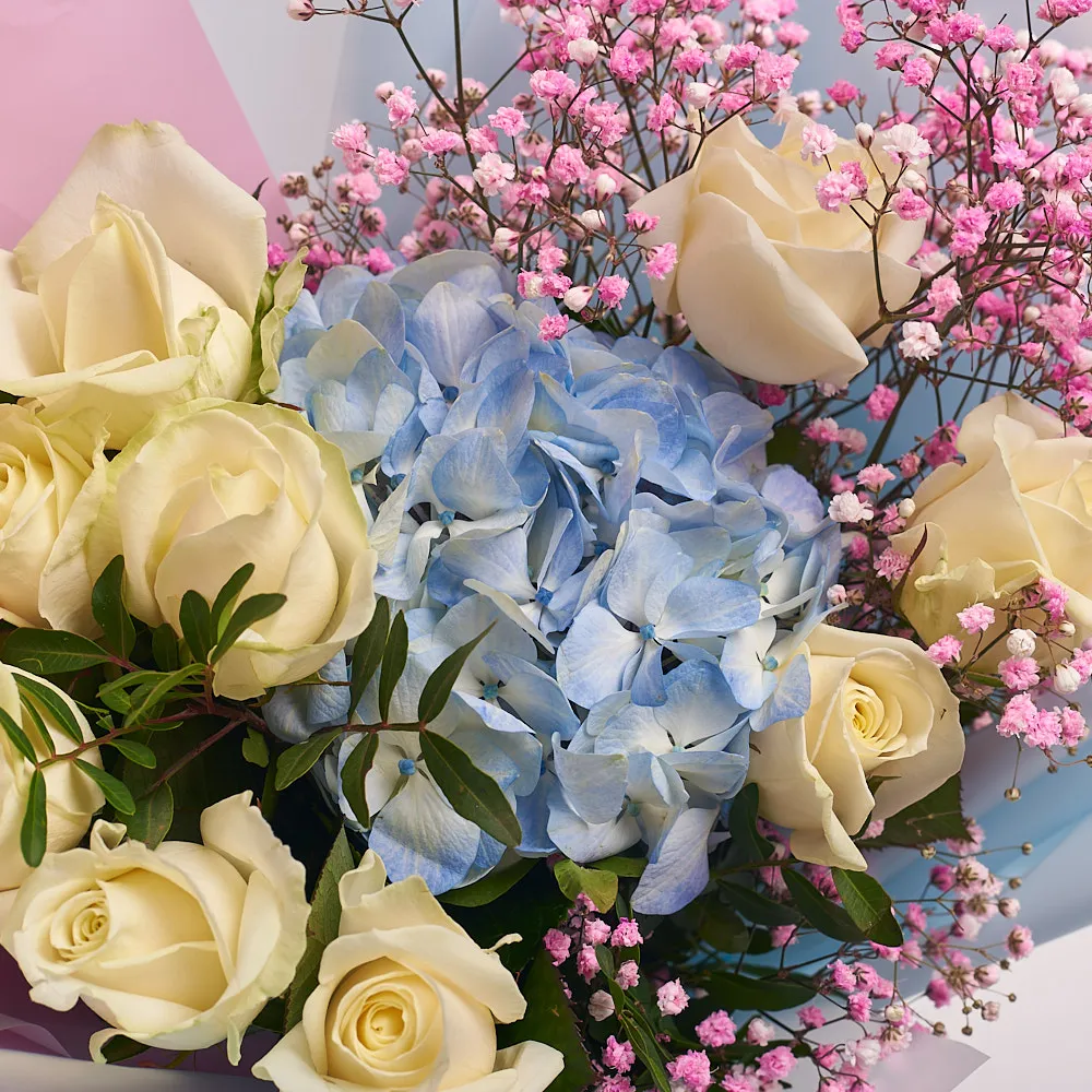 Букет из гортензии и белых роз (60 см)