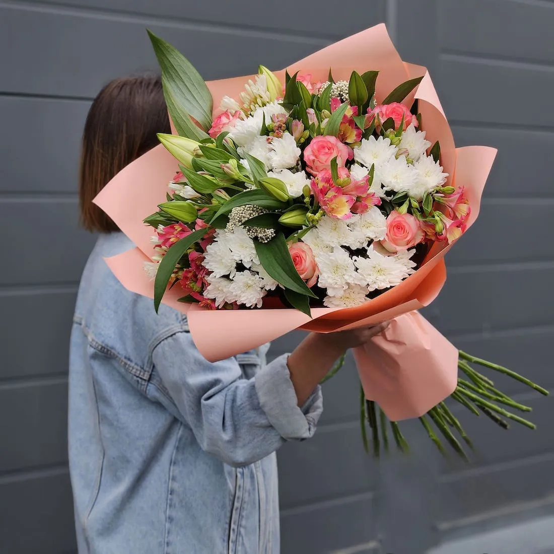 Огромный букет из агапантус, хризантем и роз