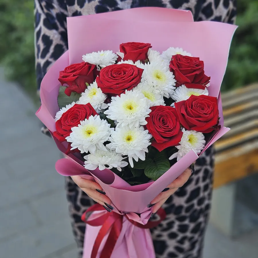 Букет из хризантем и красных роз (60 см)