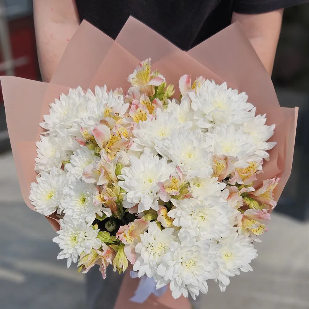 Букет из хризантем и альстромерий