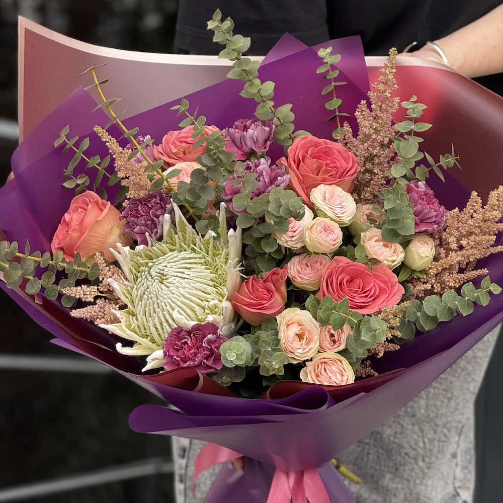 Букет из роз, астильб и гвоздик