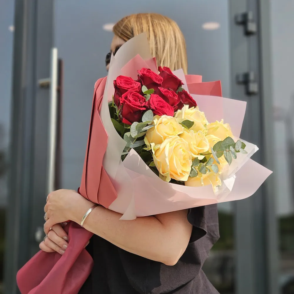 Букет из роз и эвкалипта