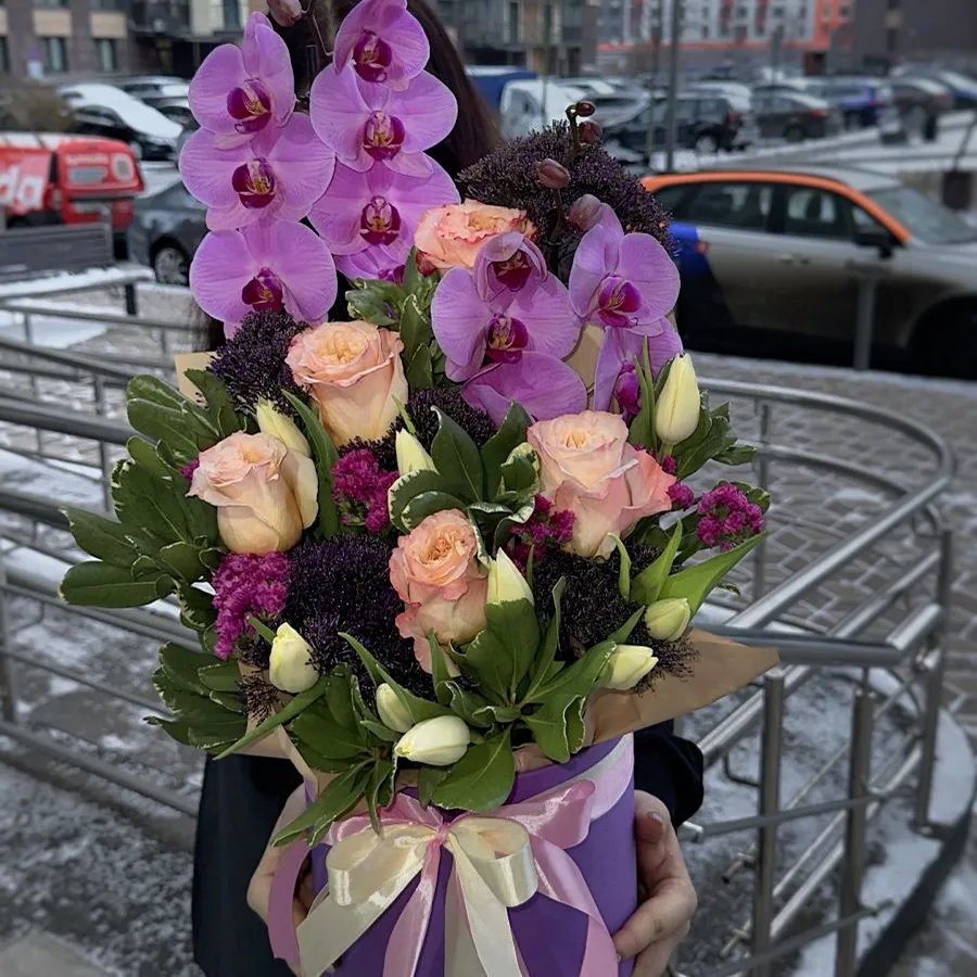 Тюльпаны, розы и питтоспорума в коробке