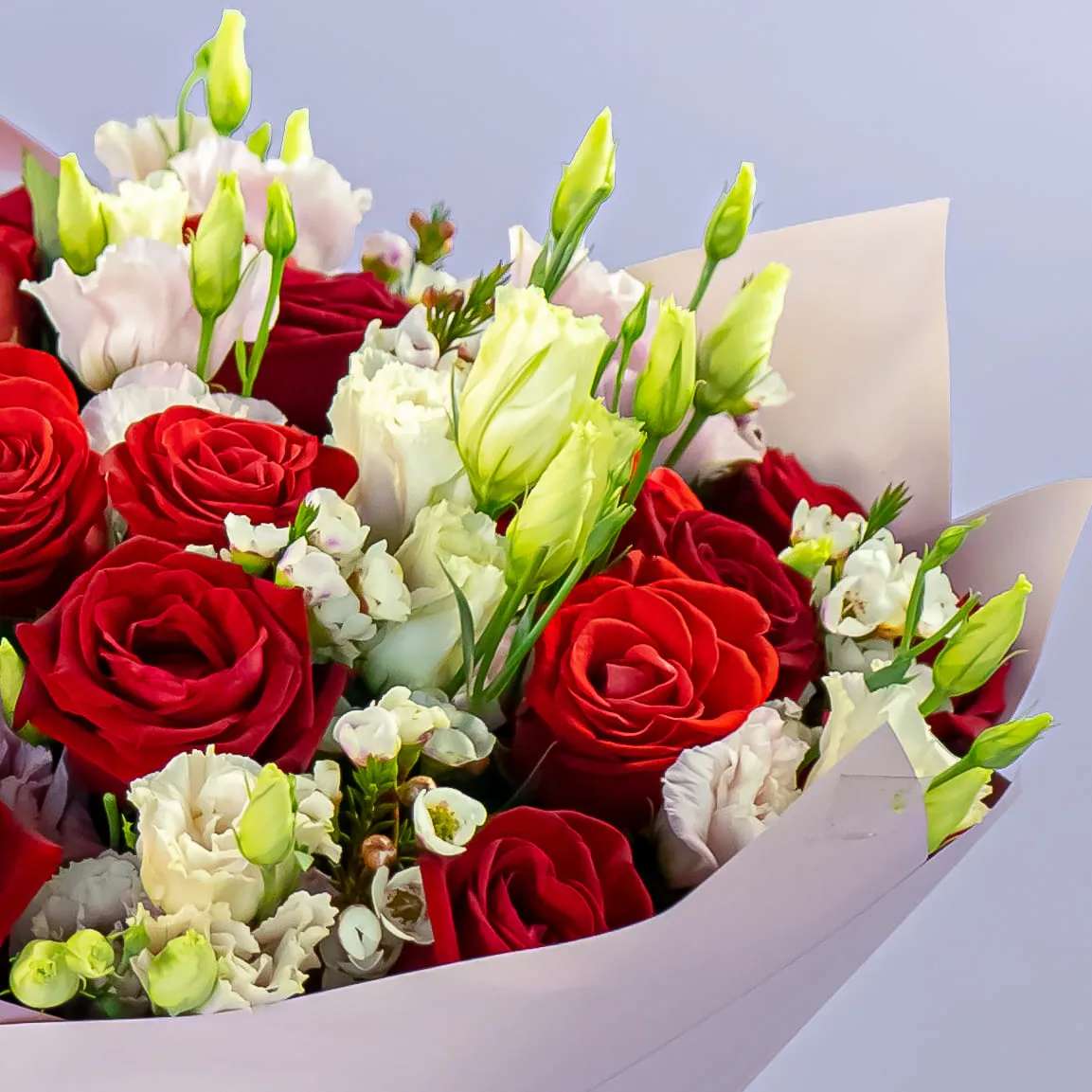 Букет из нежных эустом и красных роз
