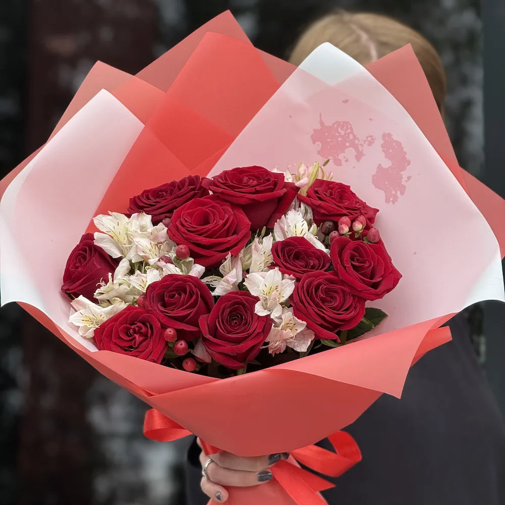 Букет из роз, альстромерий и гиперикума